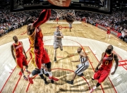 九游娱乐网页-赛道与球场，速度与意志的双重突围