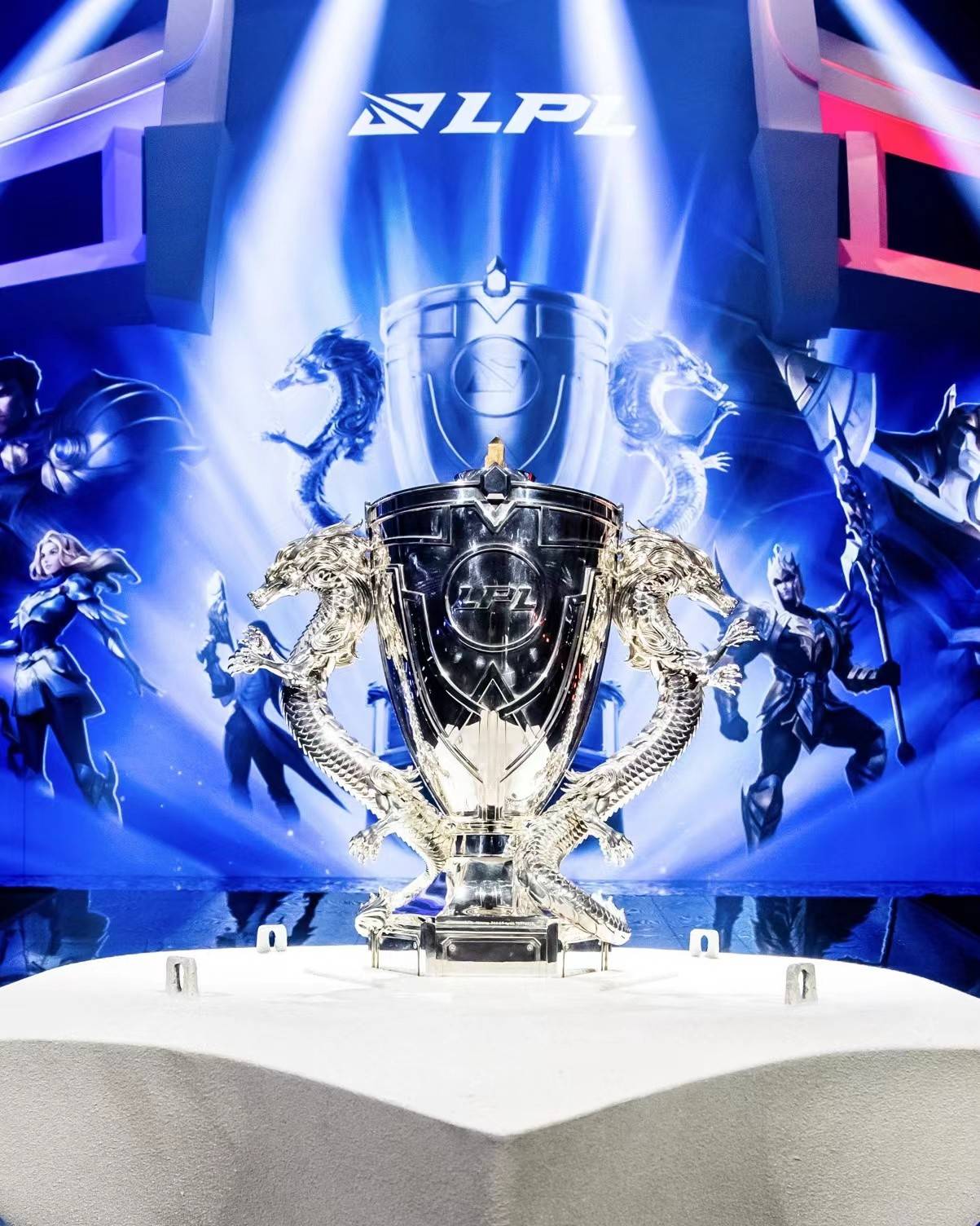 实力雄厚,球队斩获冠军奖杯! 实力雄厚,球队斩获冠军奖杯!