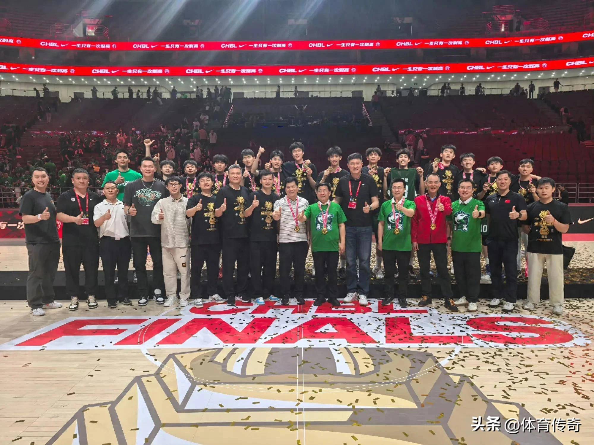 实力雄厚,球队斩获冠军奖杯! 实力雄厚,球队斩获冠军奖杯!