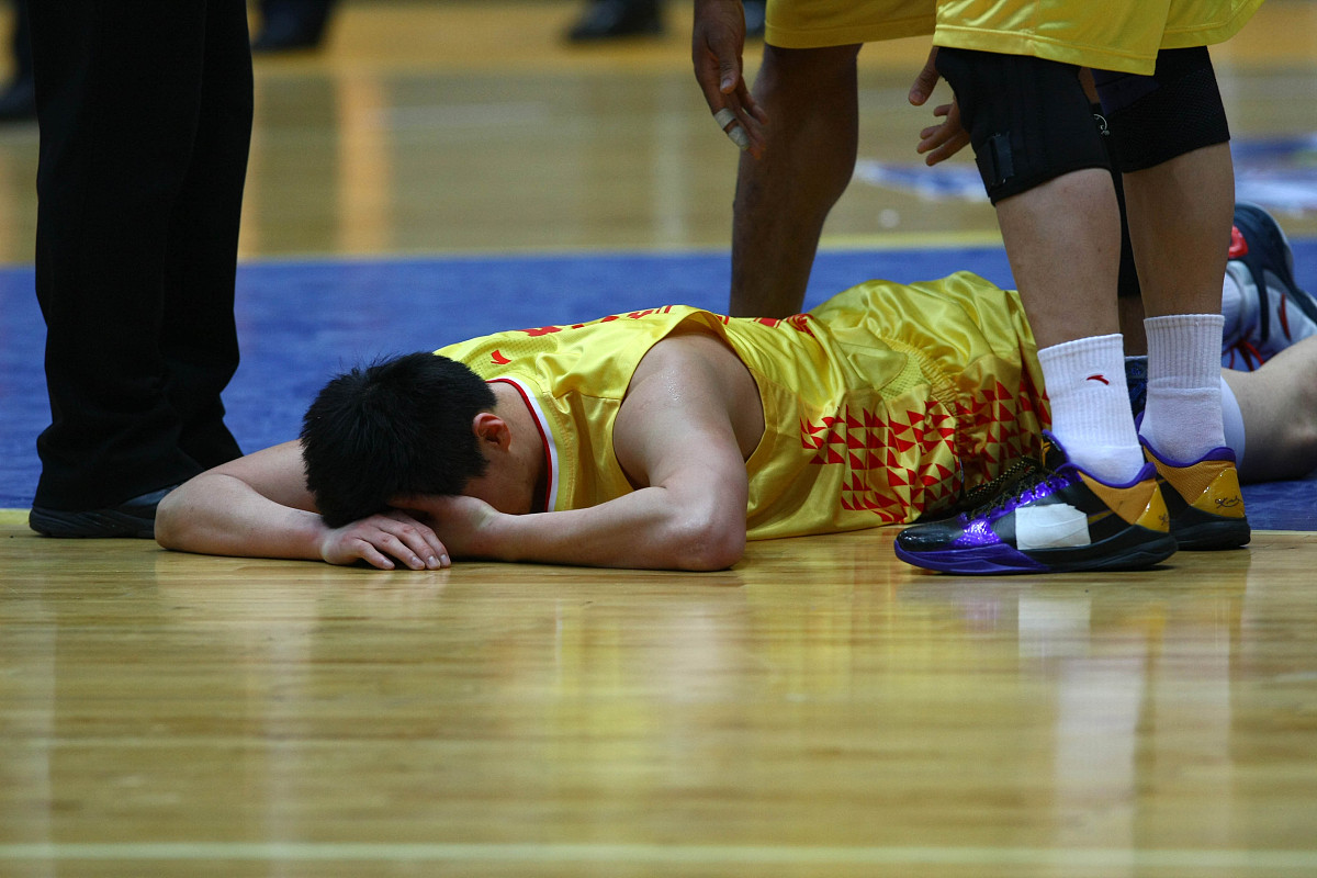 胜负难定!运动员们在场上战至最后 胜负难定!运动员们在场上战至最后