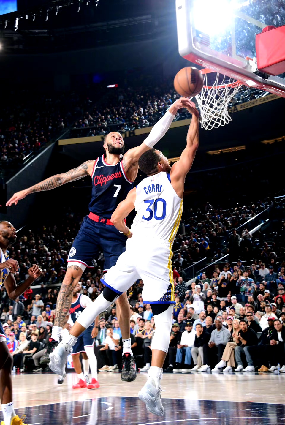 勇士队在主场获胜，为球迷带来一场精彩的比赛