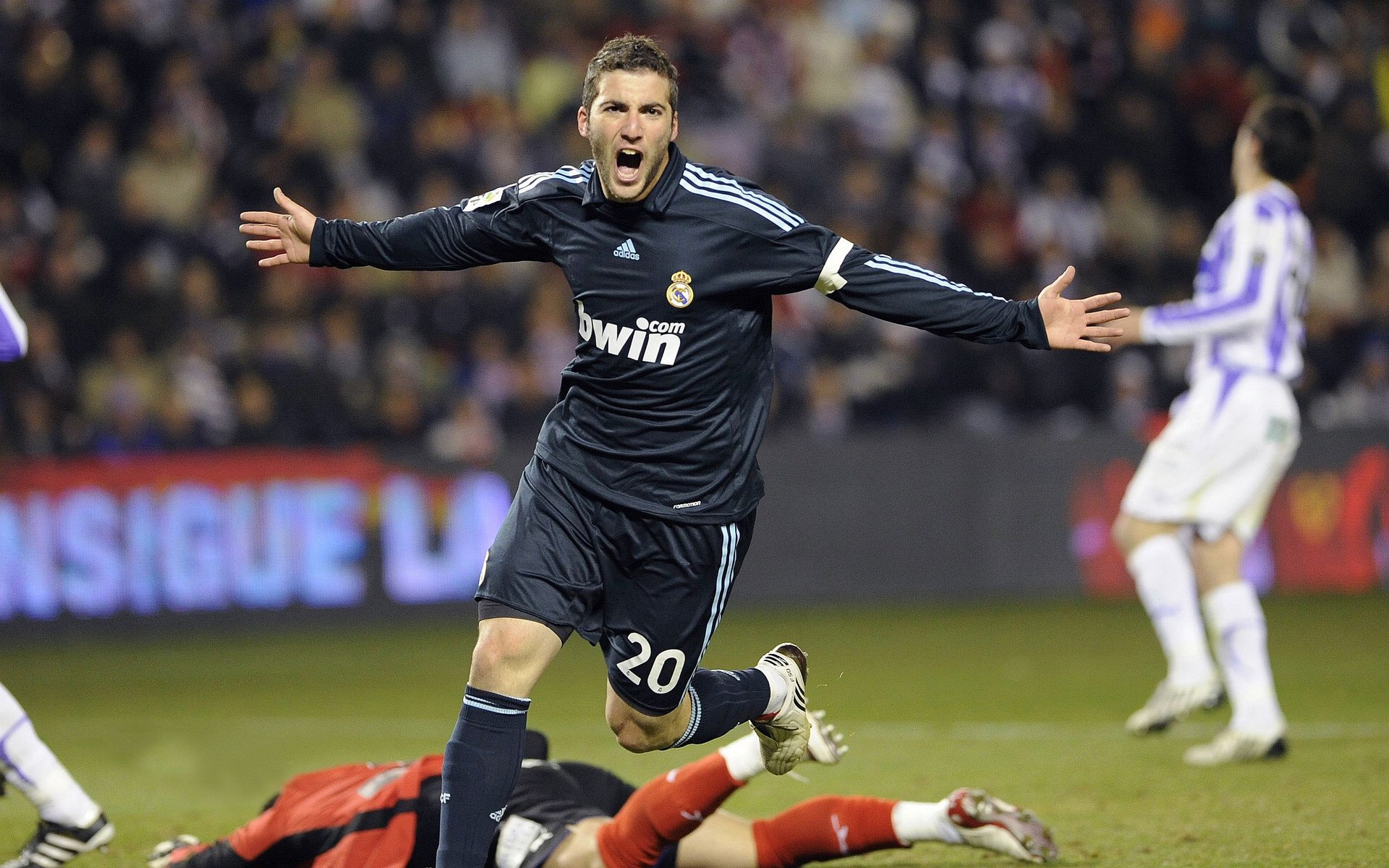 布克主宰比赛走向,尼克斯终结骑士连胜神话