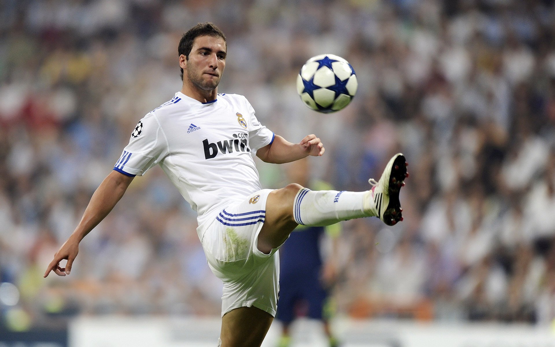 德甲争冠战之夜，阿圭罗存在感拉满